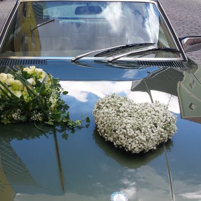 Autoschmuck-Hochzeit-weiß-grün