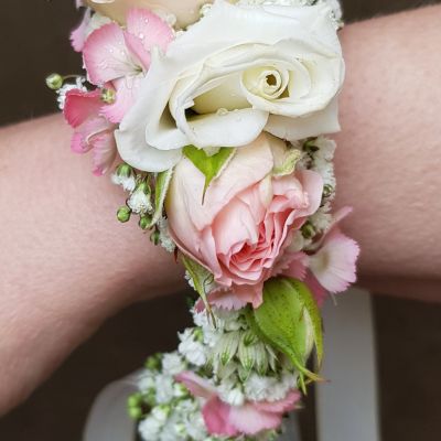 Blumenarmband-Hochzeit-rosa